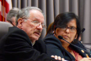 George McKenna y Mónica García comentando durante la junta en la que fue aprobada la resolución.