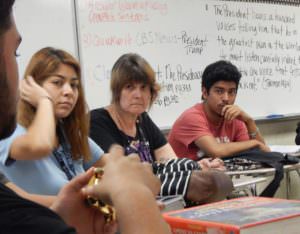 Laura Tracy, maestra de Gobierno (al centro) escucha las preocupaciones de sus estudiantes. 