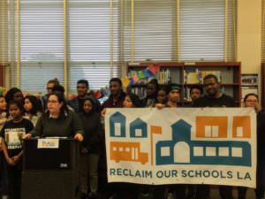 Angelica Salas, directora ejecutiva de CHIRLA con estudiantes miembros de la coalición Reclaim Our Schools LA.