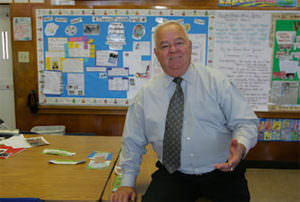 Richard Vladovic, miembro del Consejo Escolar de LAUSD (Distrito Escolar Unificado de Los Ángeles), celebra este mes 50 años en la educación.