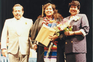 Con sus padres en la graduación de la universidad en 1991.